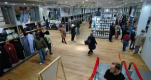 Минпромторг не получал заявок от Uniqlo на возвращение в Россию