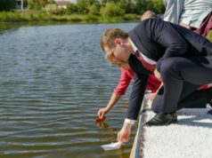 В Усть-Абакане прошла акция памяти с бумажными корабликами