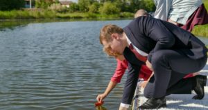 В Усть-Абакане прошла акция памяти с бумажными корабликами