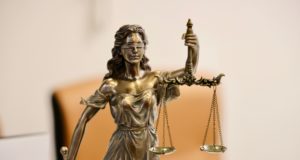Жителя Саяногорска осудили за ножевое ранение женщины в общежитии