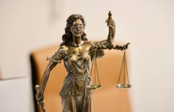 Жителя Саяногорска осудили за ножевое ранение женщины в общежитии