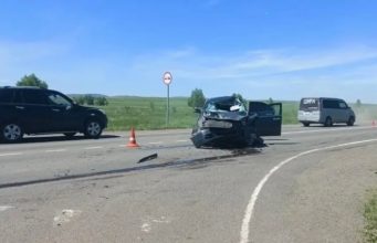 Пассажирка Honda пострадала в ДТП с КамАЗом на трассе Енисей