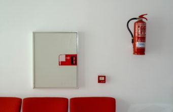 В Ширинском районе семьям установят 30 пожарных извещателей